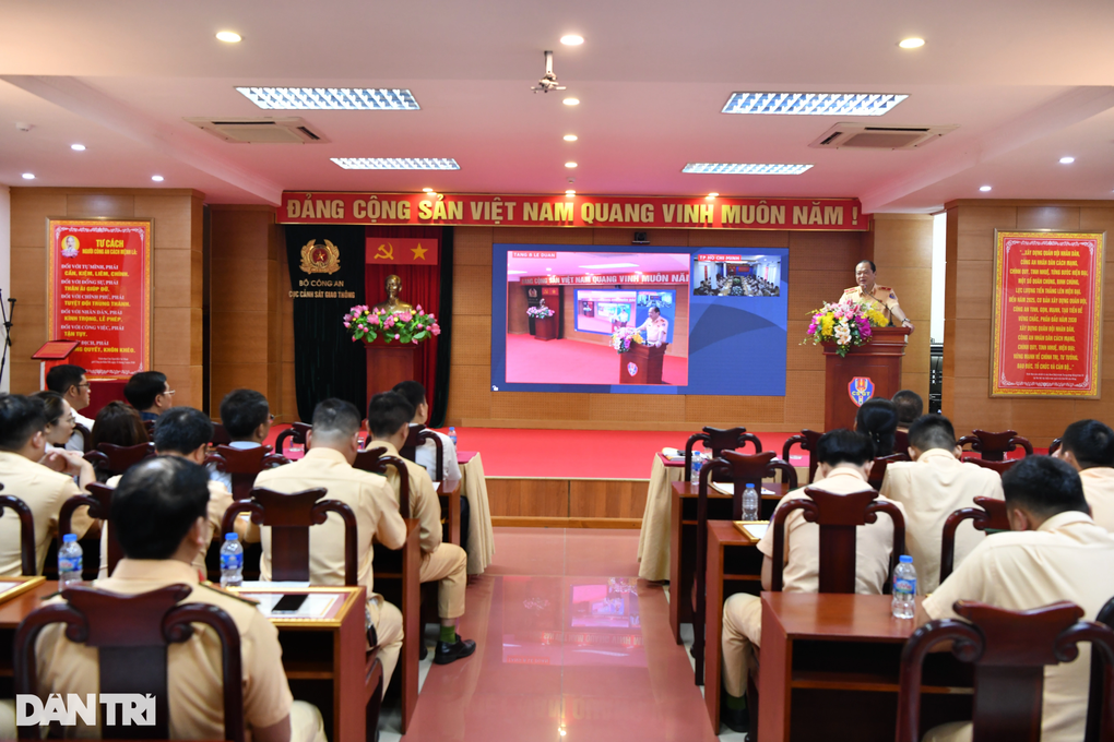Cảnh sát giao thông hỗ trợ đăng kiểm gần 160.000 lượt phương tiện - 1 Cảnh sát giao thông hỗ trợ đăng kiểm gần 160.000 lượt phương tiện - 1