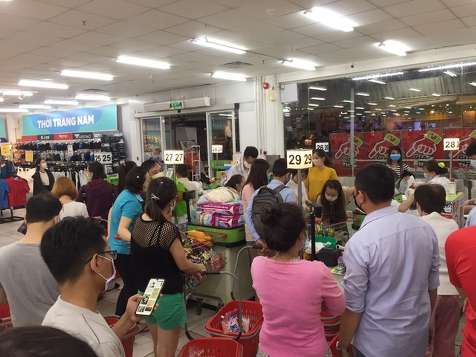Dân đổ xô mua thực phẩm tích trữ, các siêu thị làm ăn lời lãi ra sao? - 2