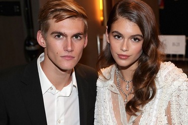 Hai con của Cindy Crawford nổi bật trong sự kiện