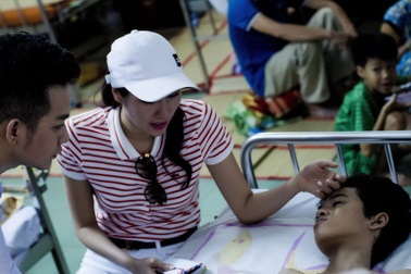 Quách Tuấn Du và Hoa hậu Kim Nguyễn làm từ thiện