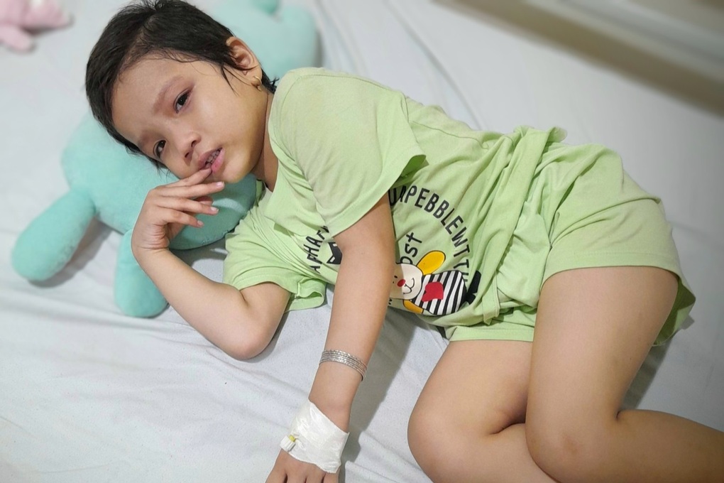 Con gái xinh đẹp mắc bệnh hiểm nghèo, mẹ mong con có cơ hội được sống - 4 Con gái xinh đẹp mắc bệnh hiểm nghèo, mẹ mong con có cơ hội được sống - 4