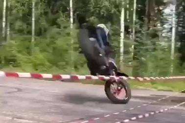 Thán phục với màn trình diễn kỹ năng điều khiển xe mô tô cực đỉnh