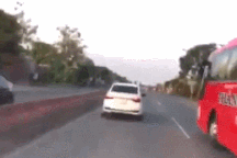 Kì lạ hai xe cùng chèn ép, "bắt nạt" xe cứu thương