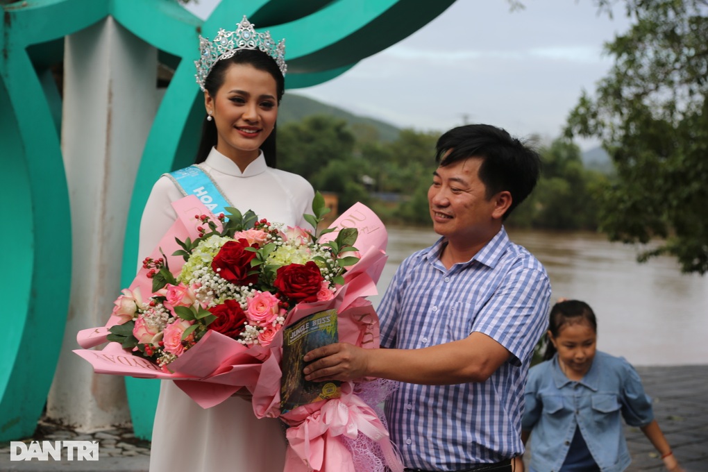 Người dân vây kín chào đón tân Hoa hậu Biển đảo Việt Nam - 3 Người dân vây kín chào đón tân Hoa hậu Biển đảo Việt Nam - 3