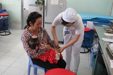 Cần Thơ: Hết vắc xin dịch vụ, phụ huynh quay lại tiêm chủng mở rộng