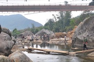 Vụ sập cầu Lai Châu: Mở tạm “cầu gỗ” dưới lòng suối