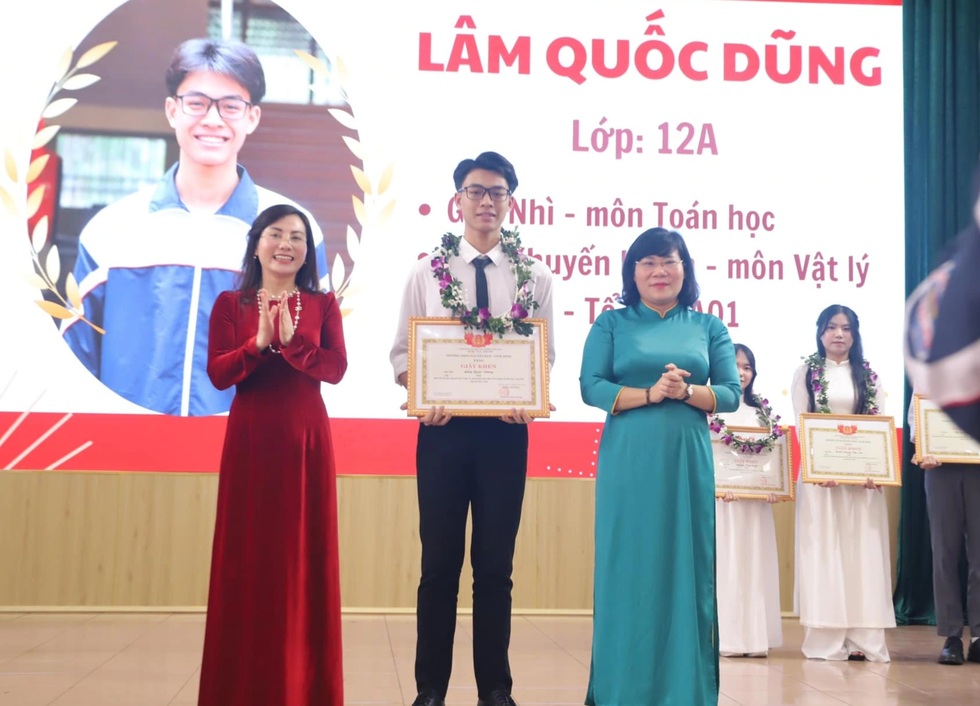 Nam sinh Bách khoa xé sách bước ra, 2 lần đoạt ngôi Nam vương - 8 Nam sinh Bách khoa xé sách bước ra, 2 lần đoạt ngôi Nam vương - 8