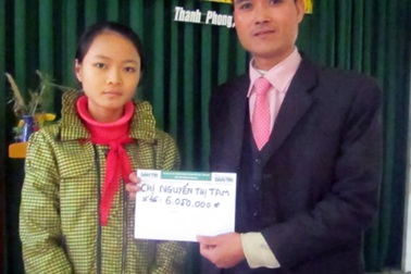 Món quà đầu tiên đến với nữ sinh nghèo bị bệnh máu huyết tán