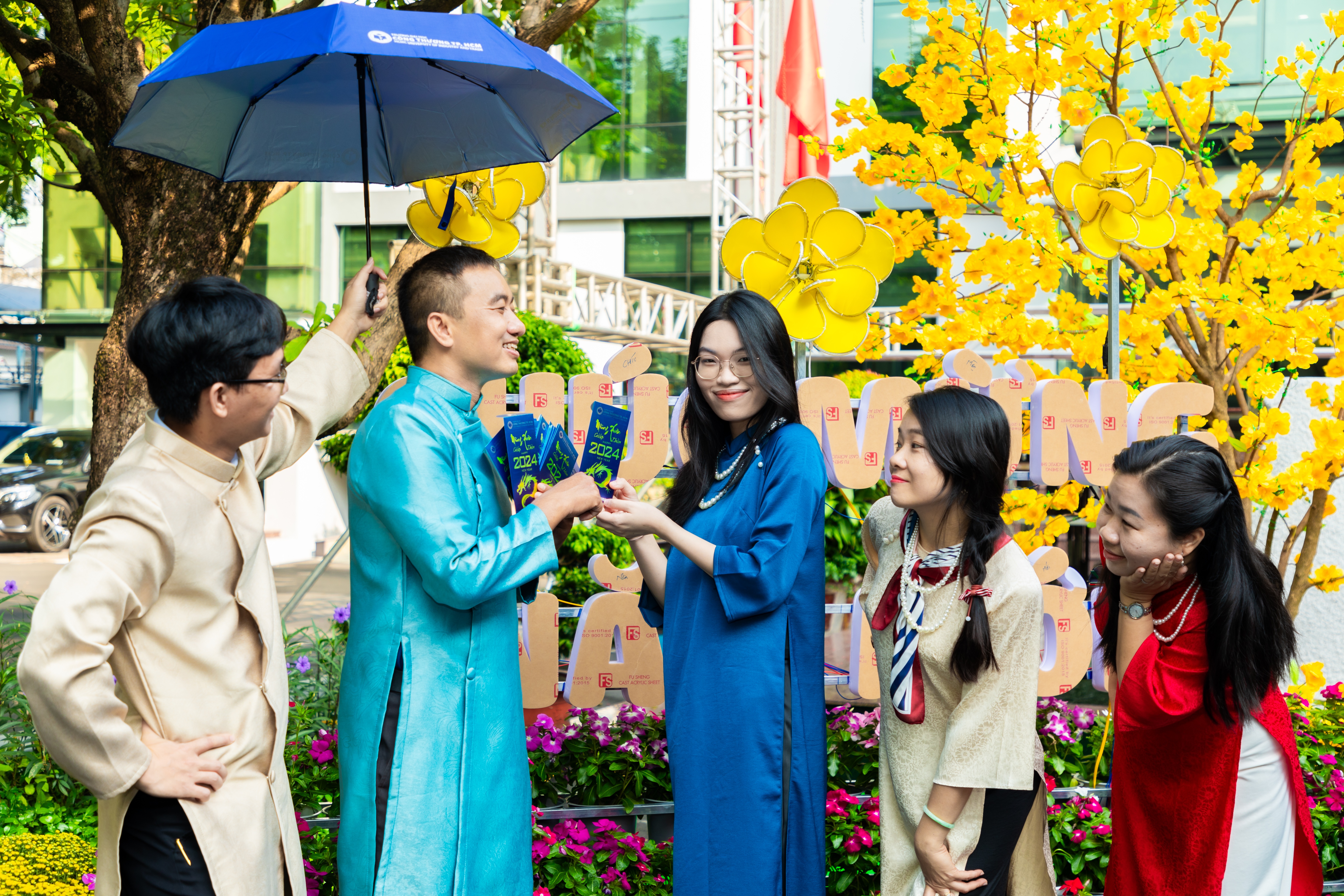 Lecturers and students dress up to capture Tet moments at school - 9 Giảng viên, sinh viên lên đồ long lanh, lưu khoảnh khắc Tết ở trường học - 9