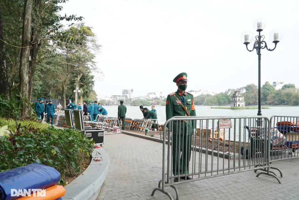 Cận cảnh trận địa pháo hoa hồ Gươm chuẩn bị khai hỏa đón Tết 2021 - 10 Cận cảnh trận địa pháo hoa hồ Gươm chuẩn bị khai hỏa đón Tết 2021 - 10