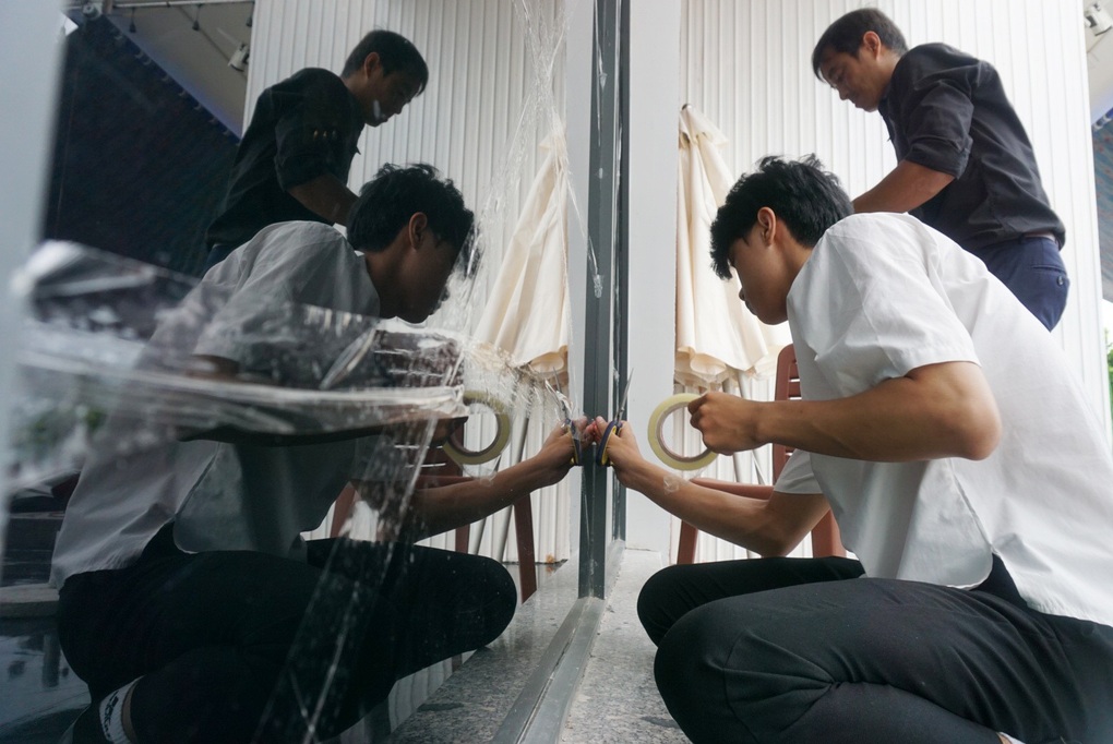 Bão Noru tăng cấp, người dân Đà Nẵng vội sắm vật liệu chèn chống nhà cửa - 11 Bão Noru tăng cấp, người dân Đà Nẵng vội sắm vật liệu chèn chống nhà cửa - 11