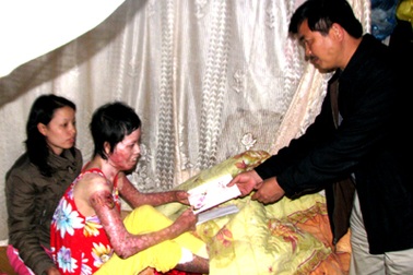 Bạn đọc Dân trí tại Nghệ An giúp đỡ em Nguyễn Thị Hải 20 triệu đồng 