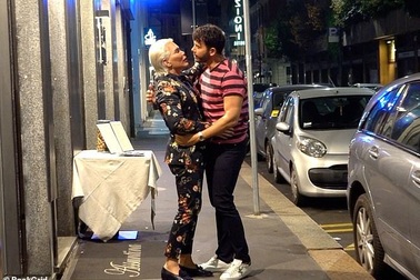 "Búp bê Ken" có bạn trai mới