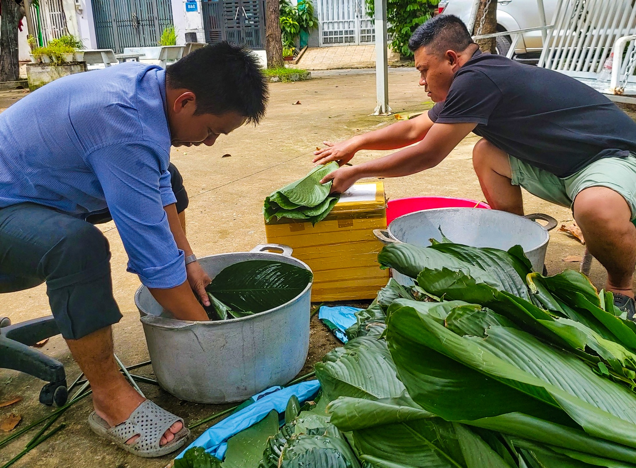 Trắng đêm gói bánh gửi đồng bào miền Trung ruột thịt - 3 Trắng đêm gói bánh gửi đồng bào miền Trung ruột thịt - 3