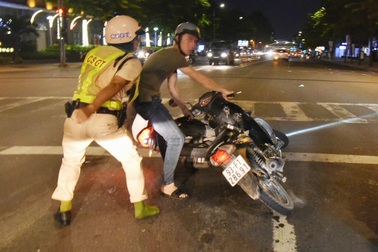 CSGT được làm gì khi tài xế bỏ chạy, đe dọa người thi hành công vụ?