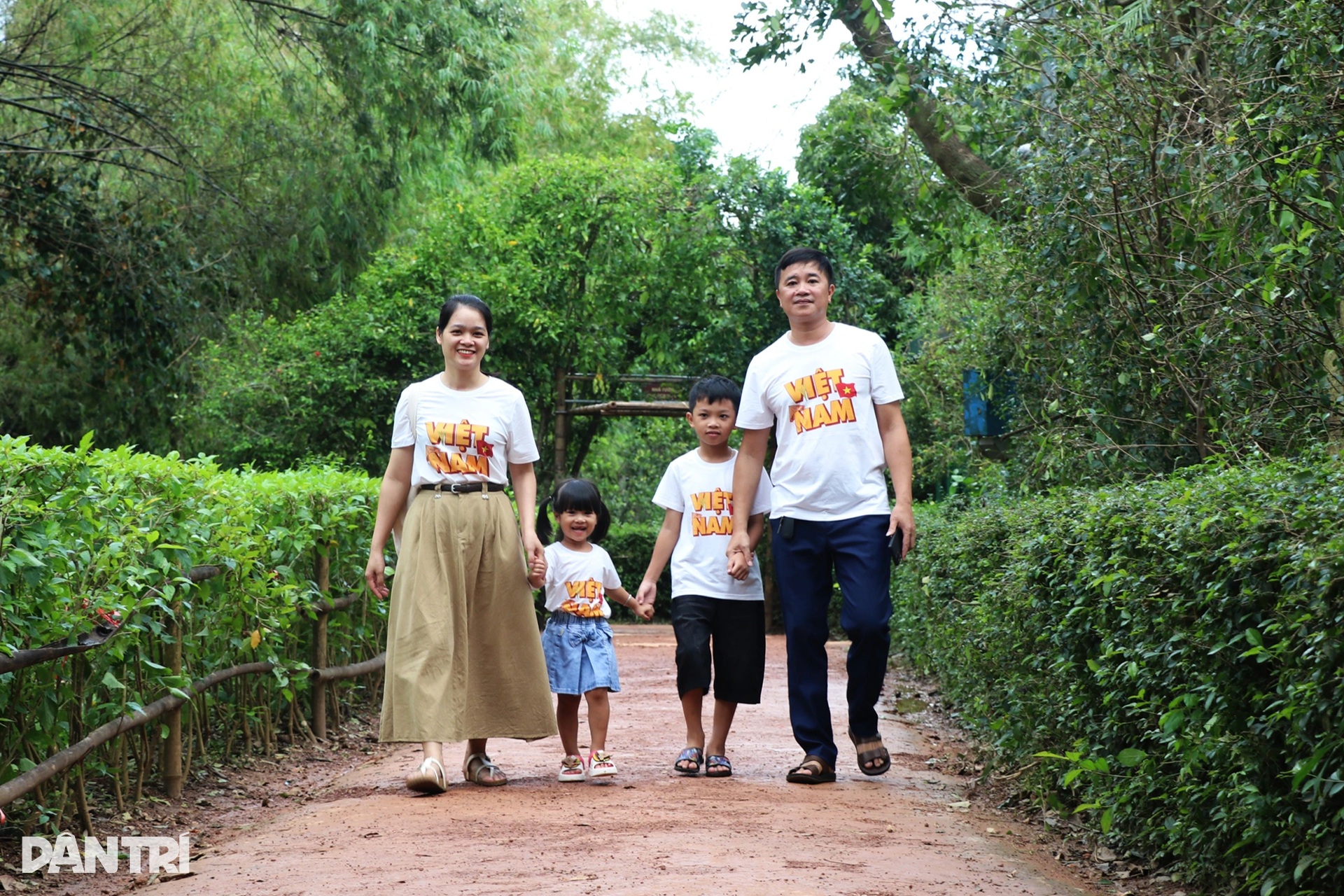 ទាហានខេត្ត Quang Tri Citadel ជិះរទេះរុញទៅលេងស្រុកកំណើតពូ Ho ក្នុងថ្ងៃបុណ្យជាតិ - 6 Người lính Thành cổ Quảng Trị ngồi xe lăn thăm quê Bác ngày Quốc khánh - 6