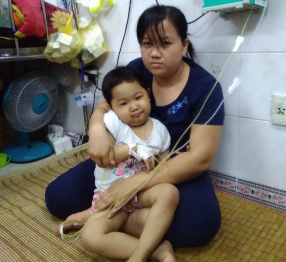 Xót xa cảnh bé gái đau đớn khóc khản giọng mong được ở bên cha - 3 Xót xa cảnh bé gái đau đớn khóc khản giọng mong được ở bên cha - 3
