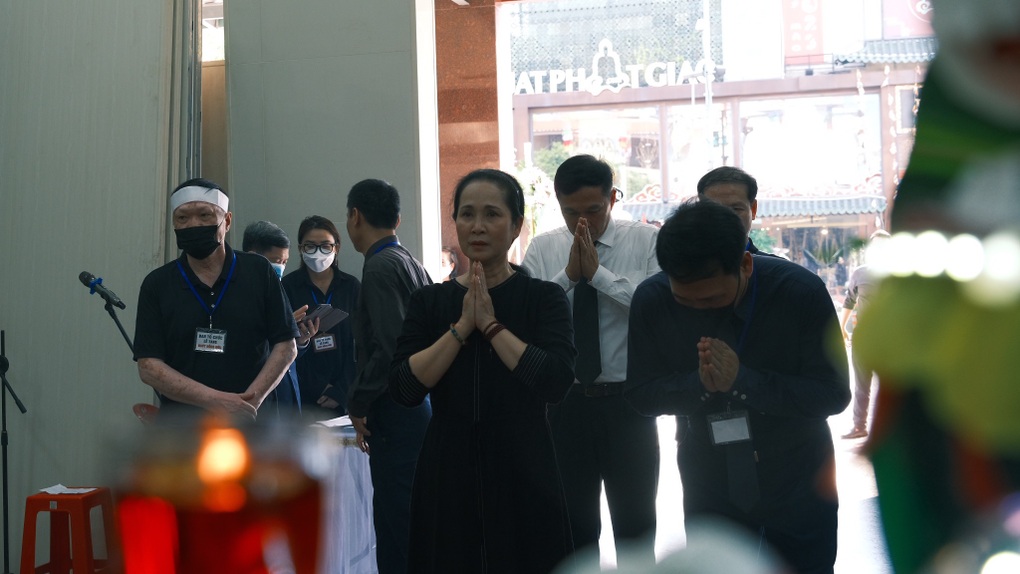 Tang lễ NSƯT Hồng Đức: Lan Hương tới viếng, chuyện tình với vợ gây xúc động - 1 Tang lễ NSƯT Hồng Đức: Lan Hương tới viếng, chuyện tình với vợ gây xúc động - 1