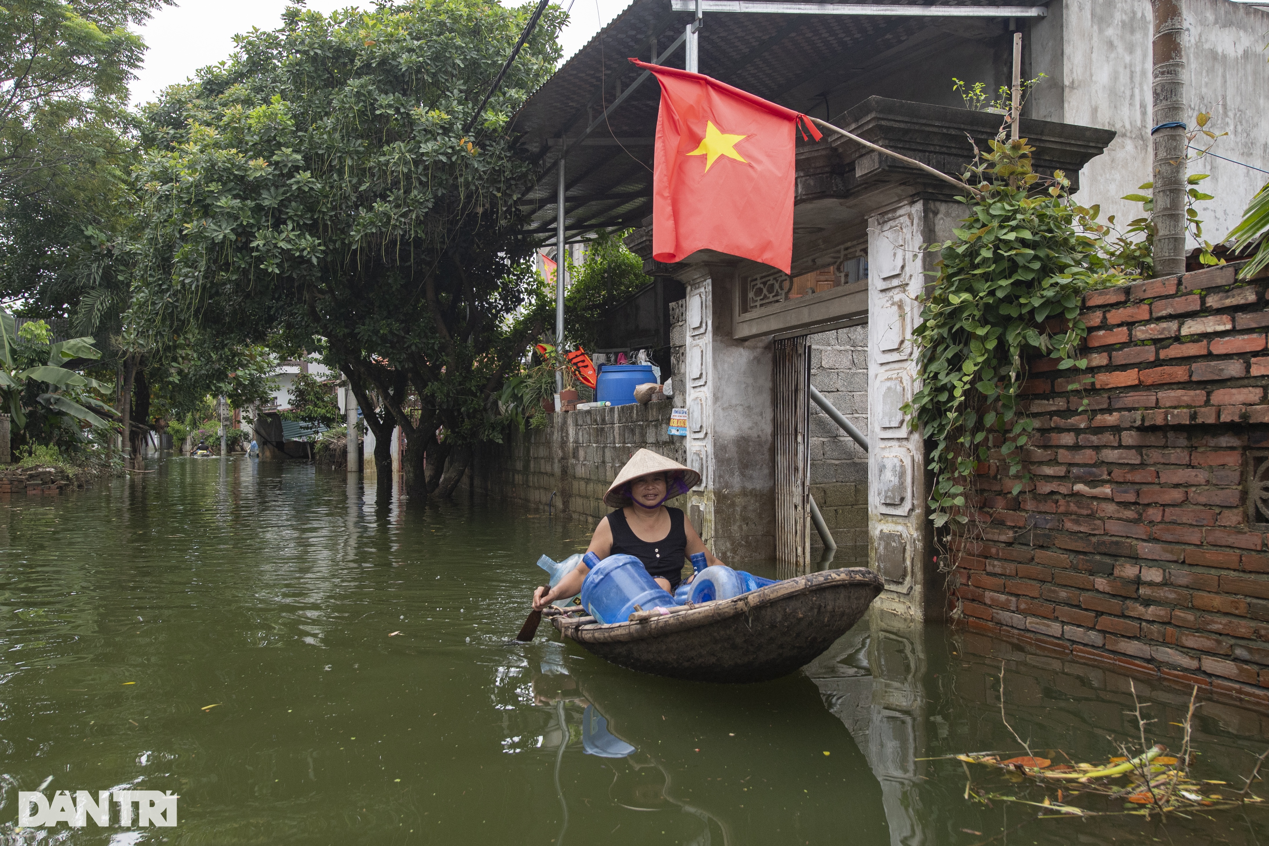 Hà Nội: Dân không dám tắm, gãi ngày đêm nơi 10 ngày ngập giữa biển nước - 11