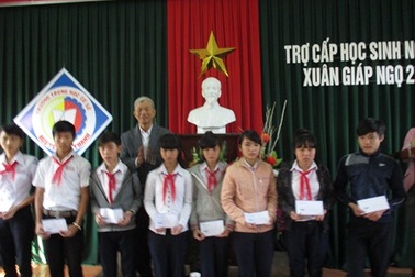 Trao quà Tết đến học sinh có hoàn cảnh khó khăn