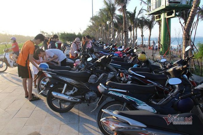 Ngỡ biển Phú Yên vắng, cả ngàn người đổ về kín bãi tắm dịp nghỉ lễ - Ảnh 8.