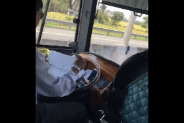 Kinh hãi cảnh tài xế xe khách vừa lái xe vừa... tranh thủ ghi chép