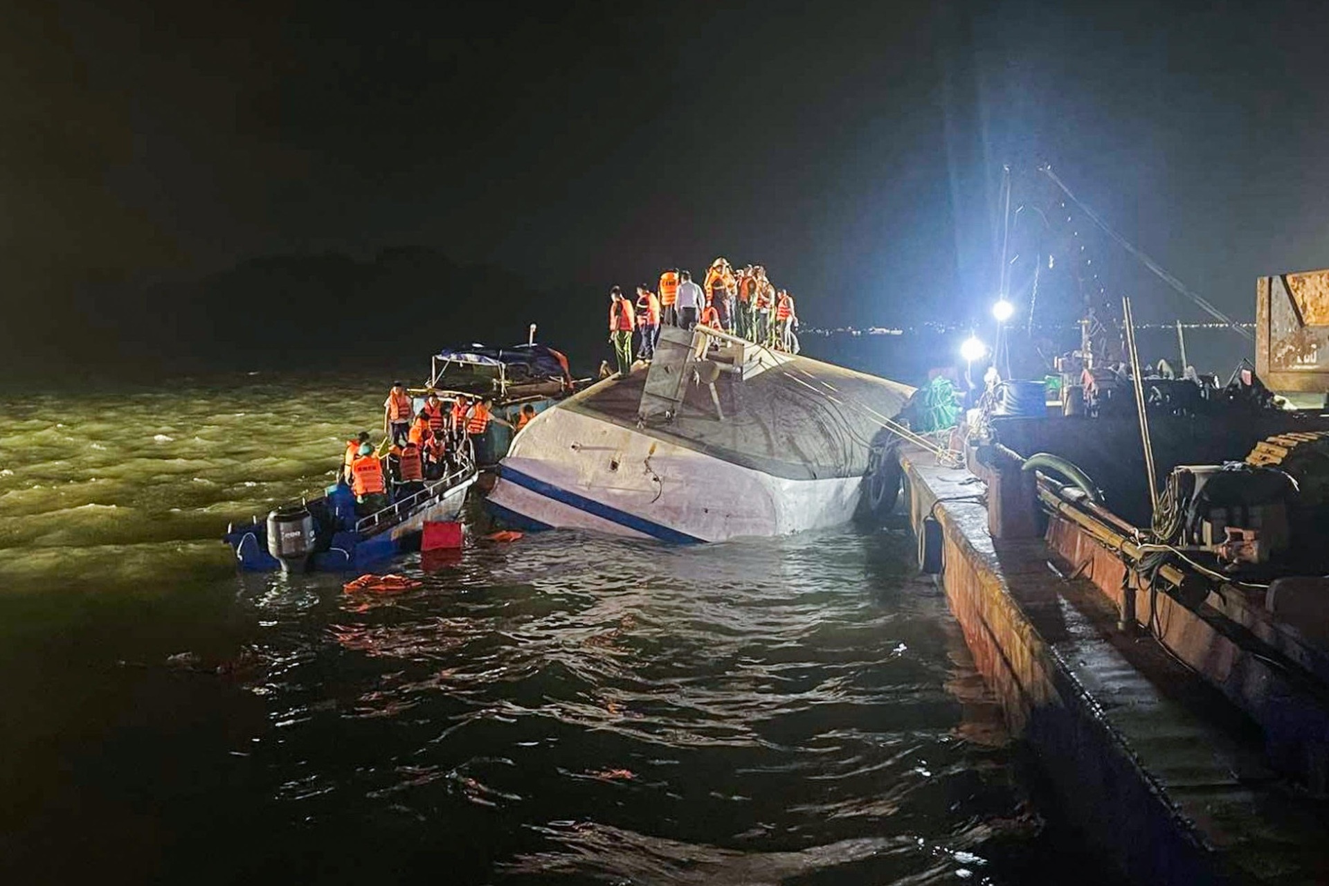Hành trình tìm kiếm các nạn nhân vụ lật tàu trên Vịnh Hạ Long - 4 Hành trình tìm kiếm các nạn nhân vụ lật tàu trên Vịnh Hạ Long - 4