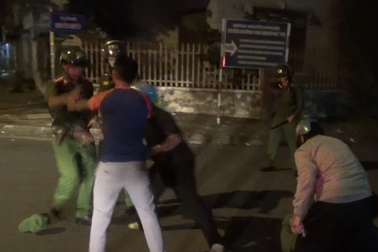 3 người lao vào đánh cảnh sát khi bị lập biên bản vi phạm giao thông