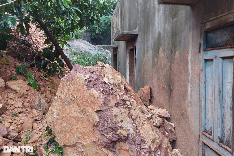 Đất đá trên núi bất ngờ đổ ập xuống đường, 3 người đi ô tô thoát nạn - 3 Đất đá trên núi bất ngờ đổ ập xuống đường, 3 người đi ô tô thoát nạn - 3