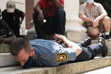 Cảnh sát trưởng Mỹ gây tranh cãi vì “giả chết” cùng người biểu tình