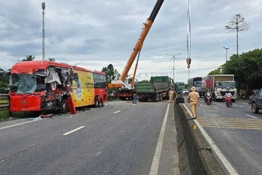 Xe khách biến dạng phần đầu sau va chạm với xe tải trên quốc lộ