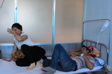 Ăn gỏi lợn, uống nước giếng nhiễm E.coli, 16 người bị ngộ độc