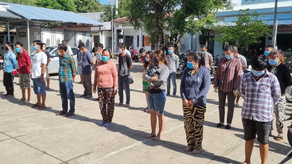 Triệt phá ổ bạc có người cảnh giới, cơm bưng nước rót cho con bạc - 2 Triệt phá ổ bạc có người cảnh giới, cơm bưng nước rót cho con bạc - 2