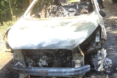 Ô tô tiền tỉ đột nhiên bốc cháy trơ khung
