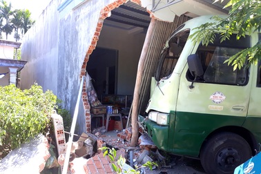 Xe tải tông từ phía sau, đẩy xe buýt lao sập nhà dân