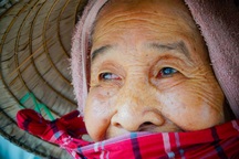 Cụ bà U90 với xe trái cây cô độc: "Người trẻ đời còn dài, cần giúp hơn"