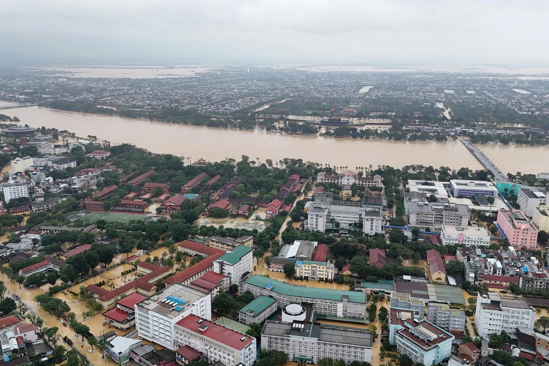 Báo Dân trí ngày đêm mang túi an sinh đến với cư dân vùng lũ ở ngã ba sông - 1 Báo Dân trí ngày đêm mang túi an sinh đến với cư dân vùng lũ ở ngã ba sông - 1