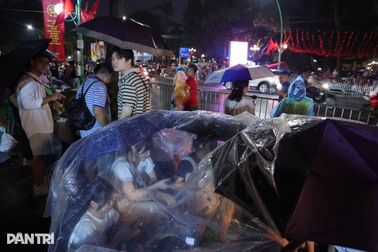 Hà Nội mưa nặng hạt, người dân dựng lều ngủ tạm xuyên đêm ở nhà ga, bến xe