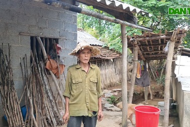 Khốn cảnh cha mẹ già yếu nuôi con mù lòa