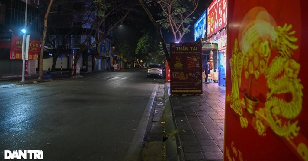 Tiệm vàng tại TPHCM dịp vía Thần Tài: Nhân viên đến sớm phải... chờ cửa - 1 Tiệm vàng tại TPHCM dịp vía Thần Tài: Nhân viên đến sớm phải... chờ cửa - 1