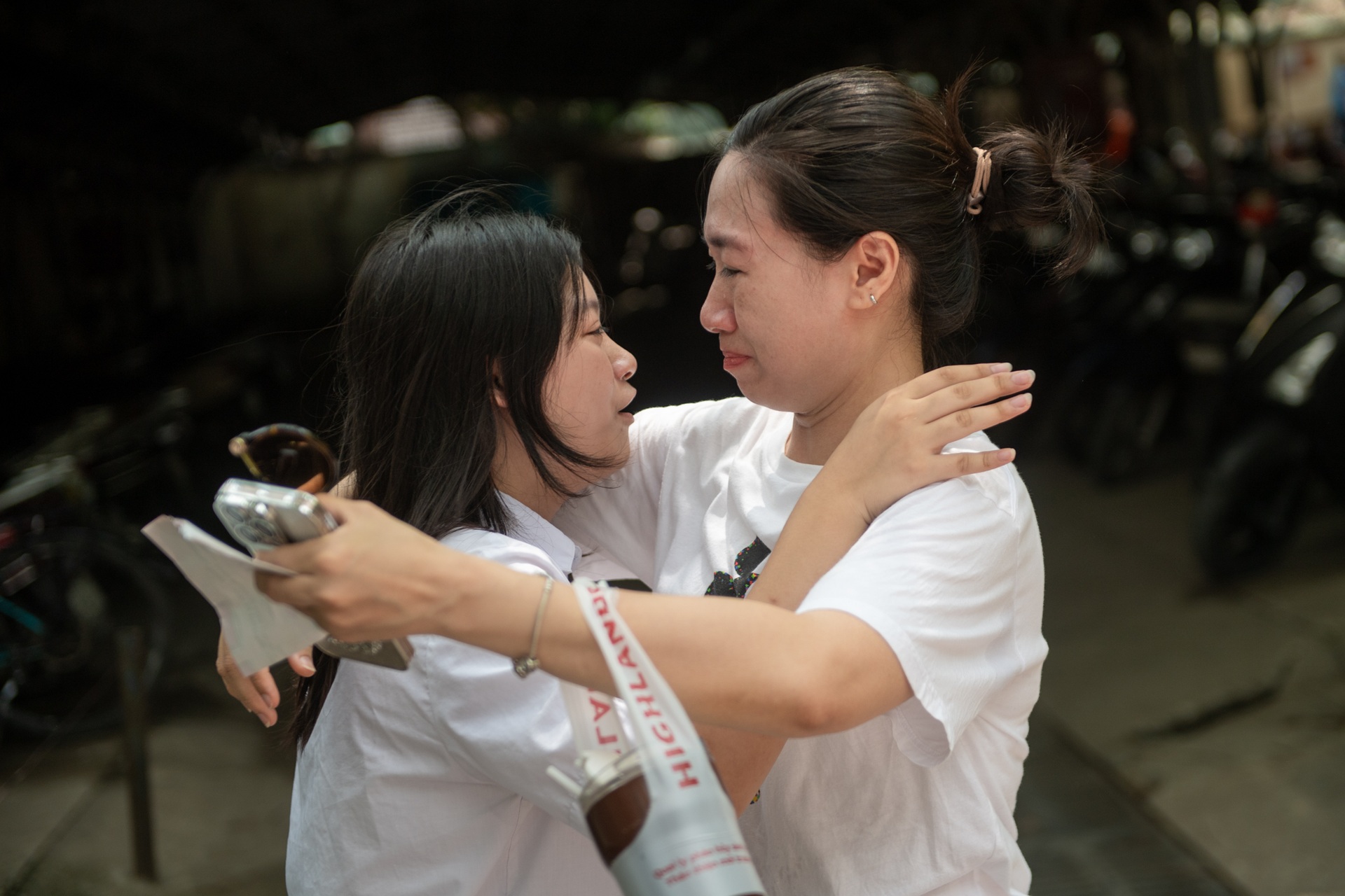 Phụ huynh òa khóc ôm con gái khi nghe “con làm được rồi” - 11 Phụ huynh òa khóc ôm con gái khi nghe “con làm được rồi” - 11