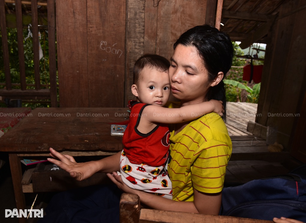 Người phụ nữ khuyết tật cật lực chăm lo mẹ già, bác bị liệt và 2 con nhỏ - 1 Người phụ nữ khuyết tật cật lực chăm lo mẹ già, bác bị liệt và 2 con nhỏ - 1