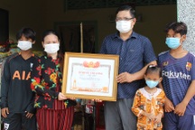 Trao bằng Tổ quốc ghi công cho gia đình người bán cá hy sinh khi cứu người