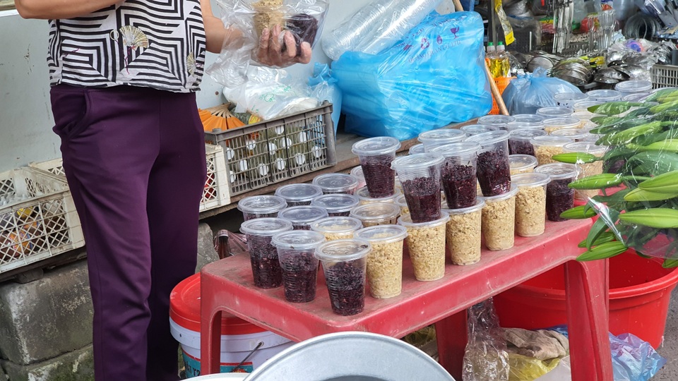 Mới sáng sớm đã bán cả tạ rượu nếp, tiểu thương hốt bạc ngày Tết Đoan Ngọ - 1 Mới sáng sớm đã bán cả tạ rượu nếp, tiểu thương hốt bạc ngày Tết Đoan Ngọ - 1