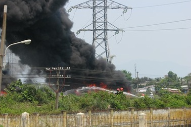Cháy điểm tập kết lốp ô tô, khói đen bao phủ một vùng trời