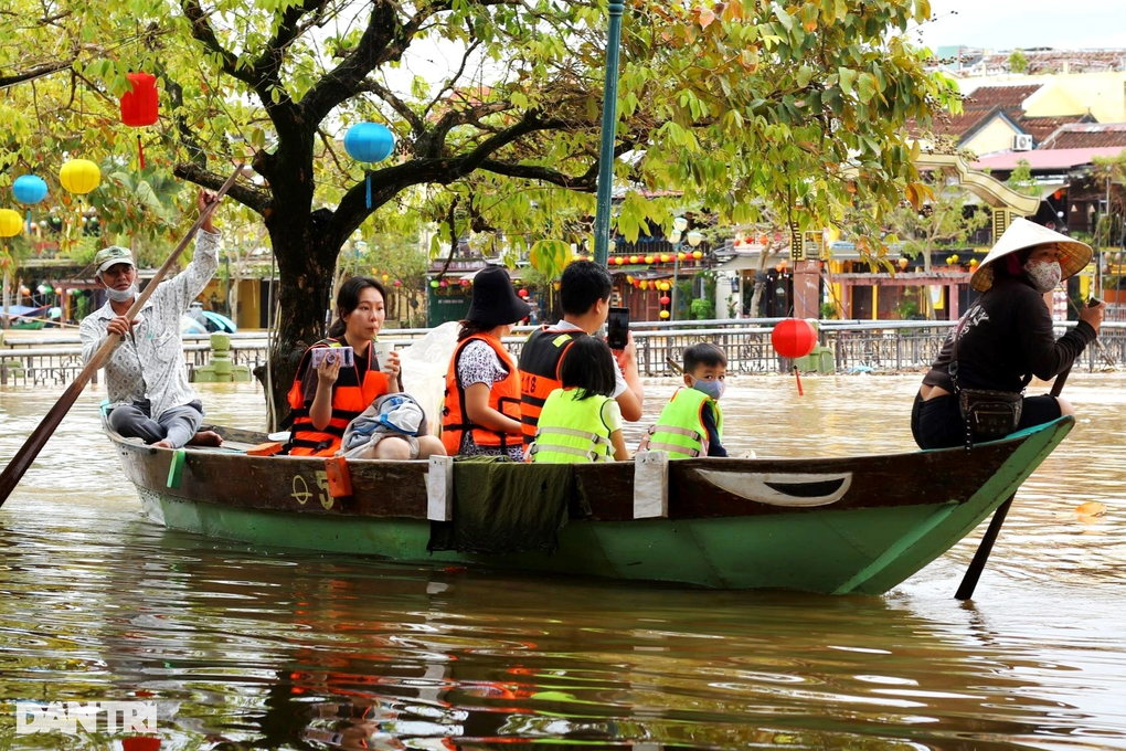 3 ngày lũ liên tiếp, du khách thích thú, người dân Hội An kiệt sức - 6 3 ngày lũ liên tiếp, du khách thích thú, người dân Hội An kiệt sức - 6