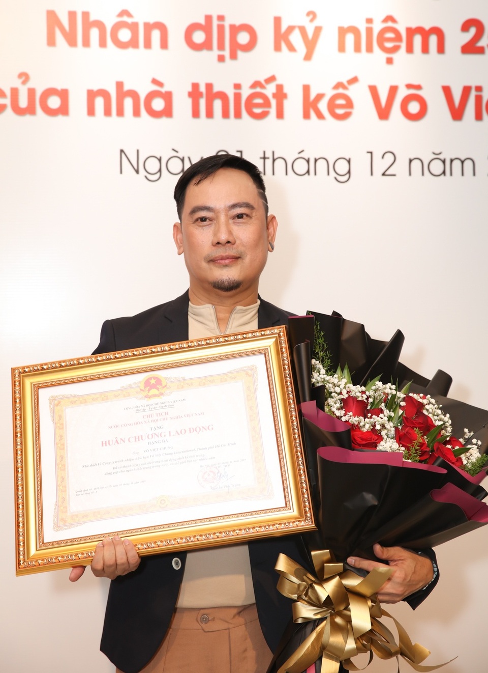 Dàn sao Việt đến chúc mừng Võ Việt Chung nhận Huân chương Lao động - 1 Dàn sao Việt đến chúc mừng Võ Việt Chung nhận Huân chương Lao động - 1