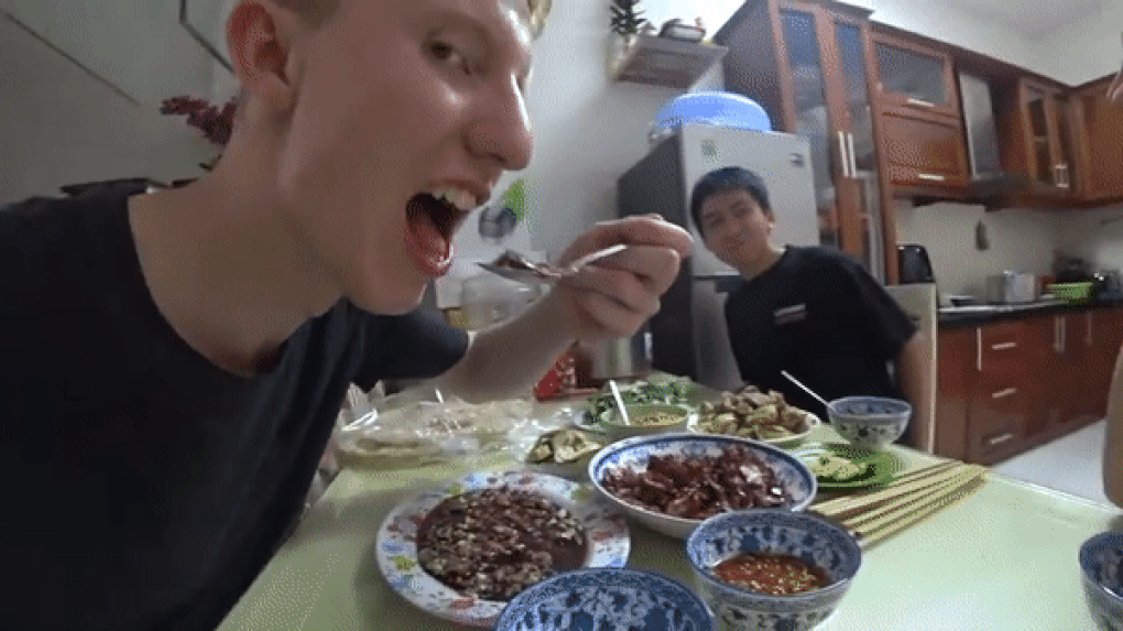 Du khách Mỹ phản ứng ra sao khi nếm thử món tiết canh vịt Việt Nam? - 3 Du khách Mỹ phản ứng ra sao khi nếm thử món tiết canh vịt Việt Nam? - 3