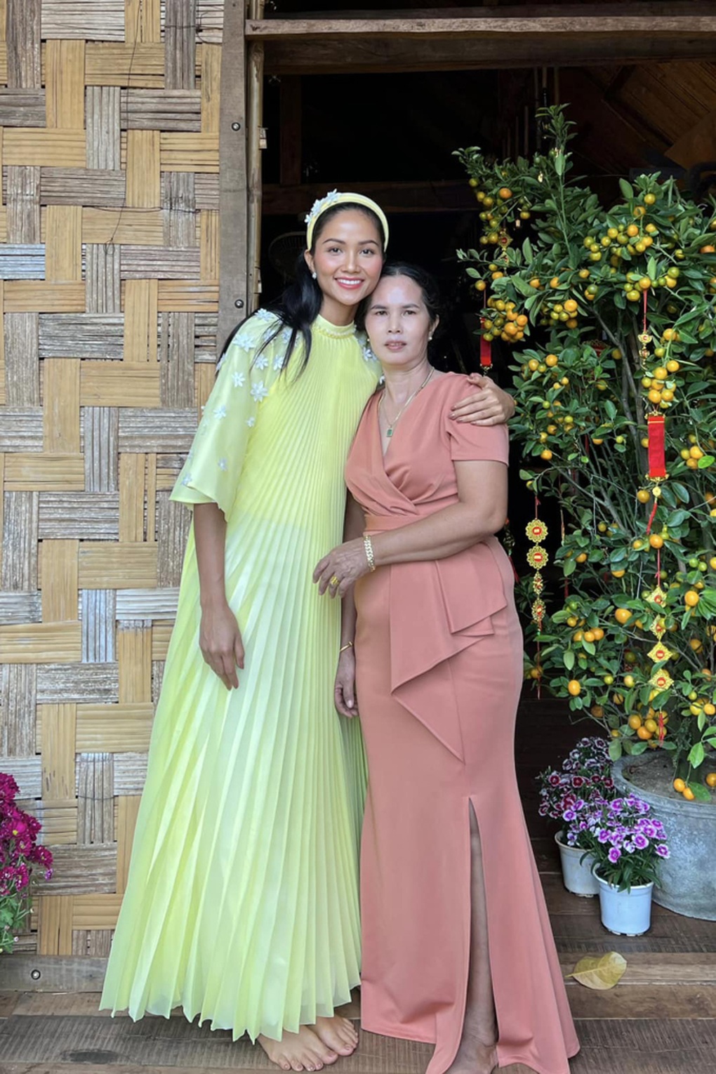 Thanh Hằng, Tăng Thanh Hà đọ sắc với áo dài dịp năm mới - 4