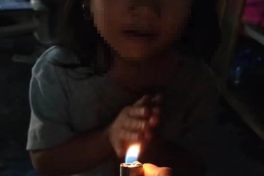 Sự thật clip bé gái thổi bật lửa thay bánh sinh nhật